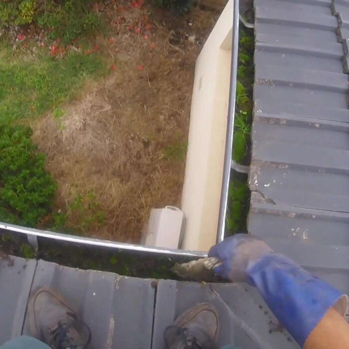Gutter Cleaning - ECM_Moment